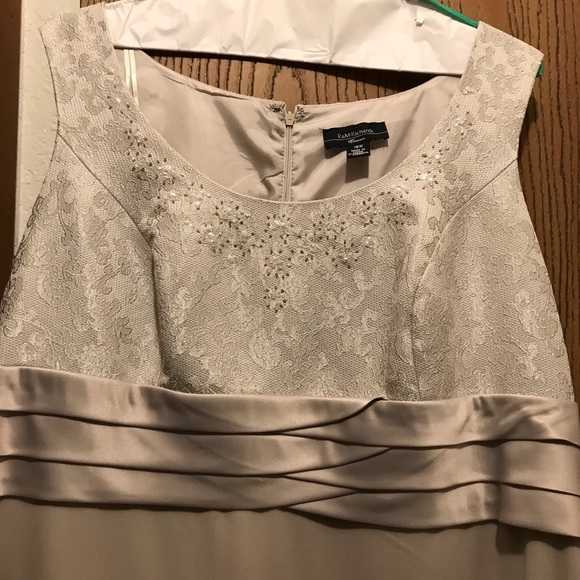 Dress, evening or wedding - Picture 6 of 8